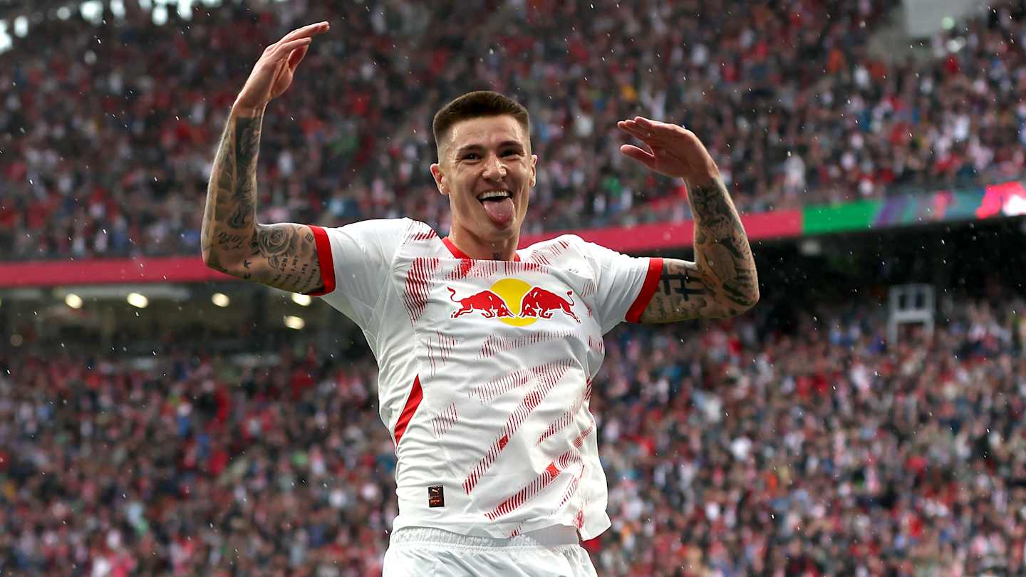 RB Leipzig встановив нову ціну на нападника Бенжаміна Сеско, якого сватають Арсенал і Манчестер Юнайтед. Не пропустіть новини про нову ціну на талановитого форварда, якого прагнуть два гранди!