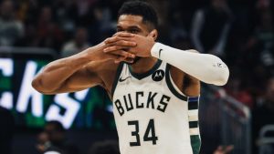 NBA-зірка Гіаніс Антетокунмпо виконує знамените святкування Арсеналу