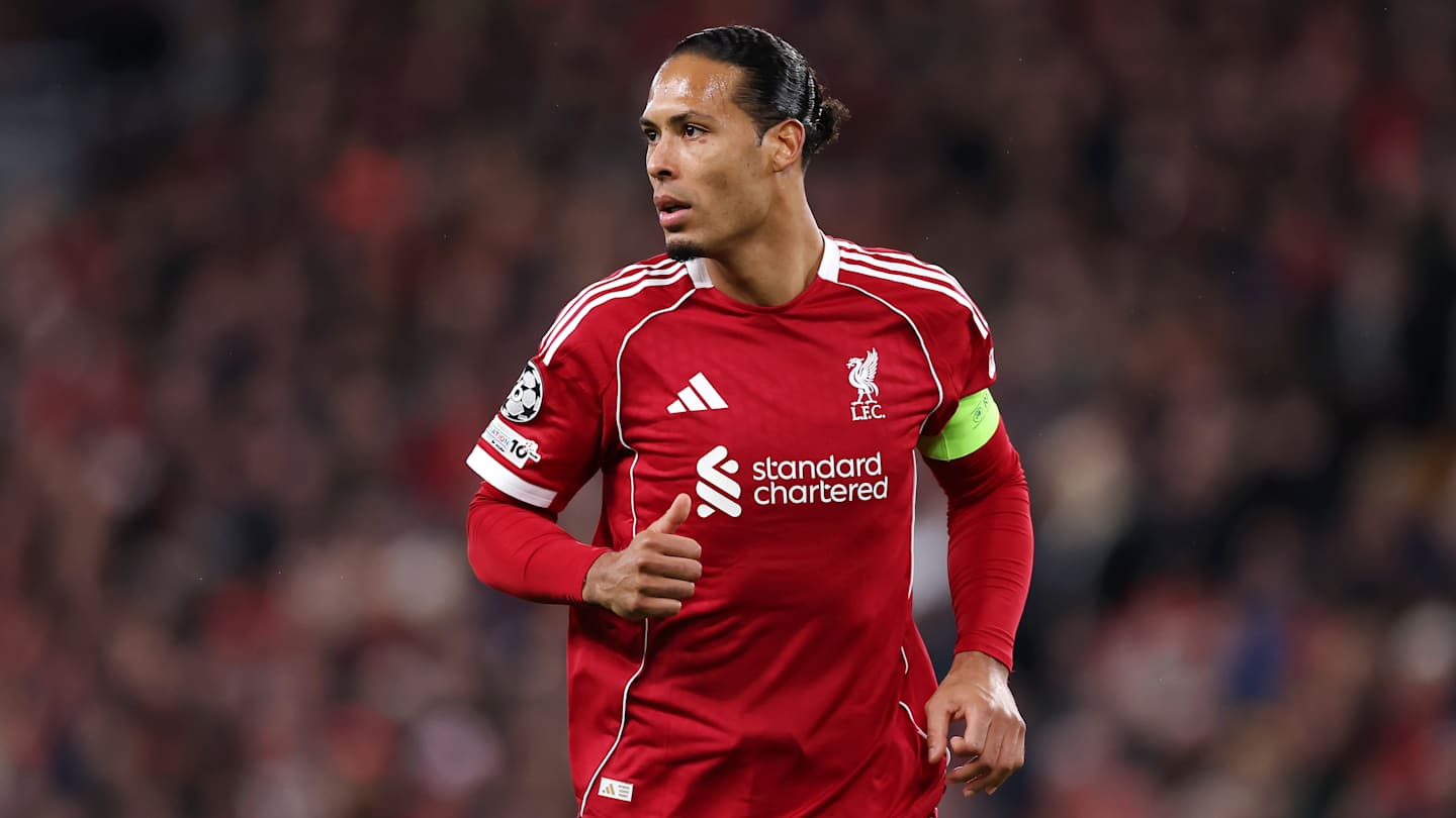 Arne Slot дає поради Вірджилу ван Дейку в суперечці з Уейн Руні