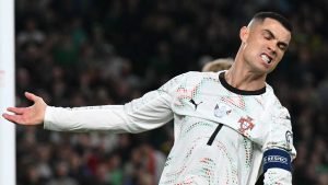 Cristiano Ronaldo підданий критиці від зірки Манчестер Юнайтед за “костювий” червоний картон
