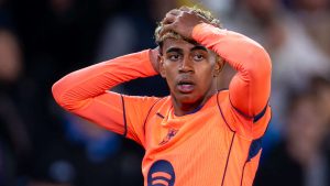 Гансі Флік дає поради Ламіну Ямалю після закликів продати зірку Барселони