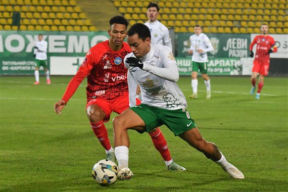 Верес протистоїть Карпатам у важливому матчі УПЛ 29 листопада 2025 року